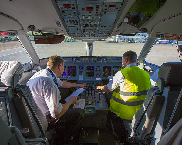 амолет пилоты внутри сжатый.jpg