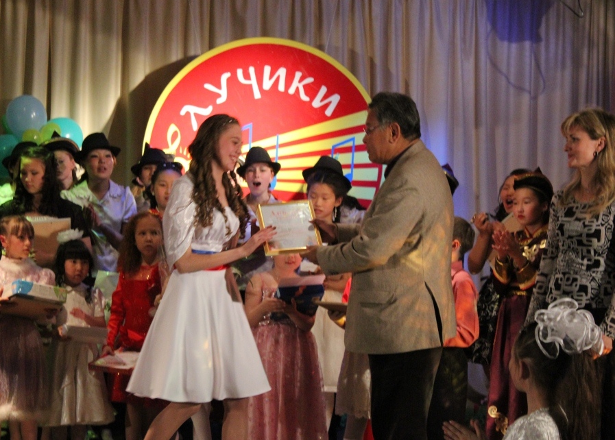 Баир Цыренов вручает диплом обладательнице Гран-при Кристине Орловой.JPG